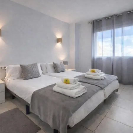 Hill With Terrace, Parking, Pool & Paddle Court Apartamento